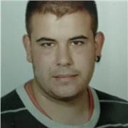 Profesor de ciencias imparte clases a niños de todas las edades en Madrid